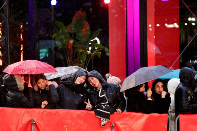February 12, 2026, Berlin, Germany: Spectators shelter under umbrellas from the rain as they wait for guests to arrive on the red carpet at the opening ceremony of the 76th Berlin International Film Festival (Berlinale), which is Europe s first major film festival of the year, in Berlin. The festival runs from February 12 to 22, 2026. Berlin Germany  - ZUMAf146 20260212_zip_f146_071 Copyright: xRouzbehxFouladix