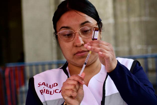 A health personnel prepares a dose of the measles vaccine to administer to the population at a vaccination station located at main Square Zocalo. on February 12, 2026, in Mexico City, Mexico. Mexico City Mexico - ZUMAe321 20260212_zia_e321_021 Copyright: xLuisxBarronx