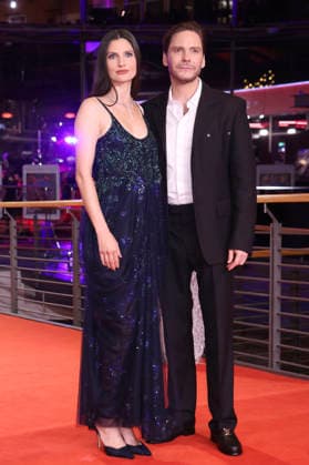 Daniel Brühl mit Ehefrau Felicitas Rombold bei der Festivaleröffnung mit der Premiere des Kinofilms No Good Men auf der Berlinale 2026 76. Internationale Filmfestspiele Berlin im Berlinale Palast. Berlin, 12.02.2026
