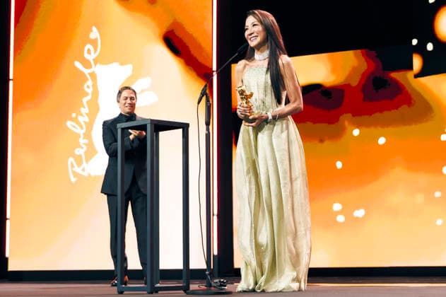 Sean Baker und Michelle Yeoh bei der Verleihung des Goldenen Ehrenbären für das Lebenswerk während der Eröffnungszeremonie der Berlinale 2026 76. Internationale Filmfestspiele Berlin im Berlinale Palast . Berlin, 12.02.2026