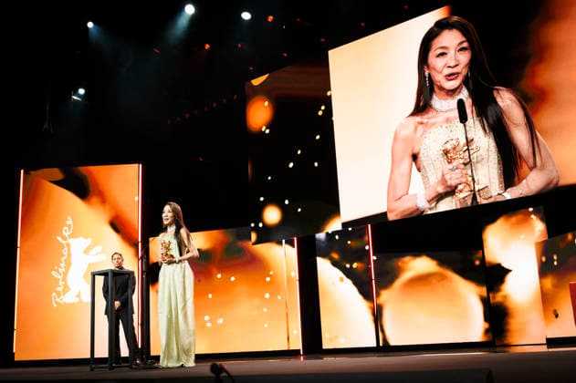 Sean Baker und Michelle Yeoh bei der Verleihung des Goldenen Ehrenbären für das Lebenswerk während der Eröffnungszeremonie der Berlinale 2026 76. Internationale Filmfestspiele Berlin im Berlinale Palast . Berlin, 12.02.2026
