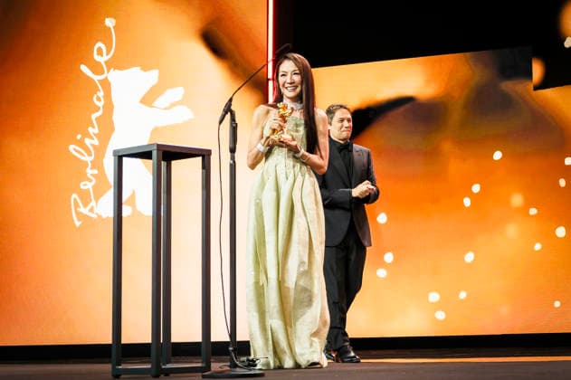 Michelle Yeoh und Sean Baker bei der Verleihung des Goldenen Ehrenbären für das Lebenswerk während der Eröffnungszeremonie der Berlinale 2026 76. Internationale Filmfestspiele Berlin im Berlinale Palast . Berlin, 12.02.2026