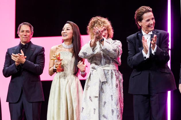 Sean Baker, Michelle Yeoh, Tricia Tuttle und Desiree Nosbusch bei der Verleihung des Goldenen Ehrenbären für das Lebenswerk während der Eröffnungszeremonie der Berlinale 2026 76. Internationale Filmfestspiele Berlin im Berlinale Palast . Berlin, 12.02.2026