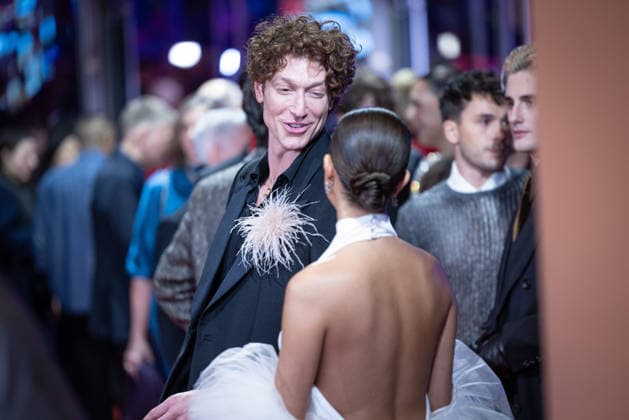 Opening 76. Berlinale - Der alternative Blick Daniel Donskoy und Gizem Emra weißes Kleid Eröffnung der 76. Berlinale mit dem afghanischen Film No Good Men im Berlinale Palast in Berlin Copyright: xEventpressx
