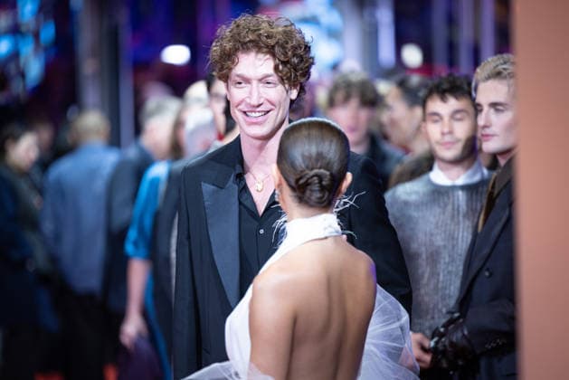 Opening 76. Berlinale - Der alternative Blick Daniel Donskoy und Gizem Emra weißes Kleid Eröffnung der 76. Berlinale mit dem afghanischen Film No Good Men im Berlinale Palast in Berlin Copyright: xEventpressx