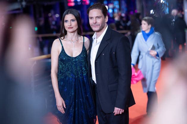 Opening 76. Berlinale - Der alternative Blick Daniel Brühl mit Ehefrau Felicitas Rombold Eröffnung der 76. Berlinale mit dem afghanischen Film No Good Men im Berlinale Palast in Berlin Copyright: xEventpressx