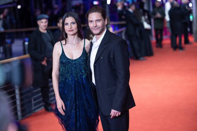 Opening 76. Berlinale - Der alternative Blick Daniel Brühl mit Ehefrau Felicitas Rombold Eröffnung der 76. Berlinale mit dem afghanischen Film No Good Men im Berlinale Palast in Berlin Copyright: xEventpressx