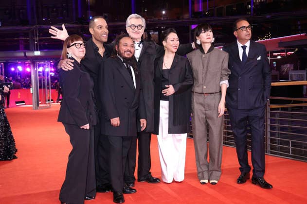 Ewa Puszczynska, Reinaldo Marcus Green, Min Bahadur Bham, Wim Wenders, Hikari, Bae Doona und Shivendra Singh Dungarpur bei der Festivaleröffnung mit der Premiere des Kinofilms No Good Men auf der Berlinale 2026 76. Internationale Filmfestspiele Berlin im Berlinale Palast. Berlin, 12.02.2026