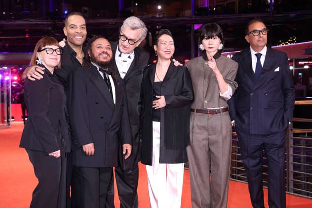 Ewa Puszczynska, Reinaldo Marcus Green, Min Bahadur Bham, Wim Wenders, Hikari, Bae Doona und Shivendra Singh Dungarpur bei der Festivaleröffnung mit der Premiere des Kinofilms No Good Men auf der Berlinale 2026 76. Internationale Filmfestspiele Berlin im Berlinale Palast. Berlin, 12.02.2026