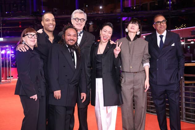 Ewa Puszczynska, Reinaldo Marcus Green, Min Bahadur Bham, Wim Wenders, Hikari, Bae Doona und Shivendra Singh Dungarpur bei der Festivaleröffnung mit der Premiere des Kinofilms No Good Men auf der Berlinale 2026 76. Internationale Filmfestspiele Berlin im Berlinale Palast. Berlin, 12.02.2026