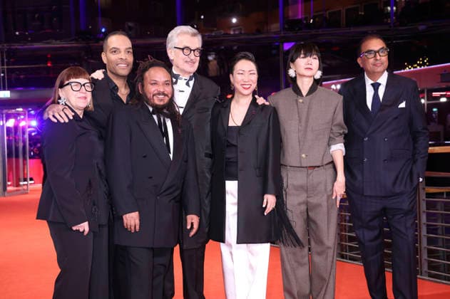 Ewa Puszczynska, Reinaldo Marcus Green, Min Bahadur Bham, Wim Wenders, Hikari, Bae Doona und Shivendra Singh Dungarpur bei der Festivaleröffnung mit der Premiere des Kinofilms No Good Men auf der Berlinale 2026 76. Internationale Filmfestspiele Berlin im Berlinale Palast. Berlin, 12.02.2026