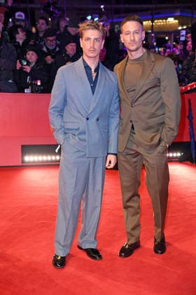 Vladimir Burlakov mit Freund Martin Samek auf dem Roten Teppich der ERÖFFNUNG DER 76. BERLINALE (International Berlin Film Festival) im Berlinale Palast am Potsdamer Platz in Berlin am 12.02.2026
