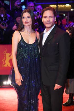 Daniel Brühl mit Ehefrau Felicitas Rombold auf dem Roten Teppich der ERÖFFNUNG DER 76. BERLINALE (International Berlin Film Festival) im Berlinale Palast am Potsdamer Platz in Berlin am 12.02.2026