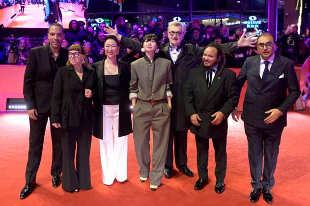 Reinaldo Marcus Green, Ewa PuszczyÅ ska, Hikari, Bae Doona, Wim Wenders, Min Bahadur Bham und Shivendra Singh Dungarpur bei der Festivaleröffnung mit der Premiere des Kinofilms No Good Men auf der Berlinale 2026 76. Internationale Filmfestspiele Berlin im Berlinale Palast. Berlin, 12.02.2026