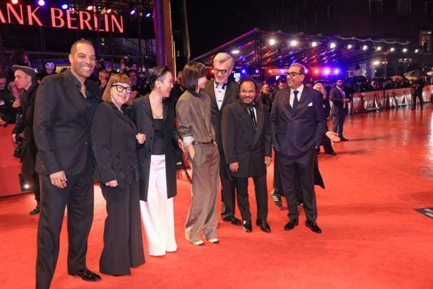 Berlinale Eröffnung Min Bahadur Bham, Ewa Puszczynska, Bae Doona, Wim Wenders, Min Bahadur Bham, Hikari und Reinaldo Marcus Green Roter Teppich zur Eröffnung der 76. Berlinale im BerlinalePalast, Berlin, Datum: 12.02.2026 Copyright: xEventpress Kratschx