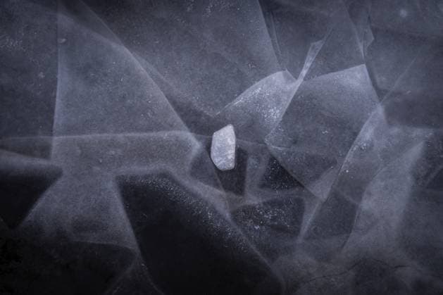 Creative Highlights World Eisplatten bilden abstraktes Muster auf einem zugefrorenem See, Eis, Winter, Finnland Ice sheets form abstract pattern on a frozen lake, ice, winter, Finland Copyright: imageBROKER OlafxKrüger ibxomk16377369.jpg