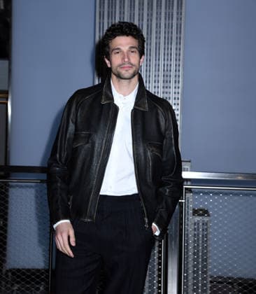 February 12, 2026, New York, Ny, United States: Paul Anthony Kelly visits the Empire State Building to celebrate the premiere of FXs Love Story: John F. Kennedy Jr. & Carolyn Bessette. Held at Empire State Building in New York. Zuma Press February 12, 2026 New York United States - ZUMAp281 20260212_zea_p281_013 Copyright: xPhotoxImagexPressx