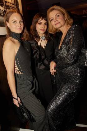 Berlin Opening Night ** NUR FÜR REDAKTIONELLE ZWECKE ** EDITORIAL USE ONLY **<p>Die Schauspielerinnen Sonja Gerhardt (l-r), Luise Befort und Anette Frier kommen zur Berlin Opening Night ins Hotel Stue. Die Night findet im Rahmen der Berlinale statt. Deutschland Berlin Berlin Copyright: JörgxCarstensen