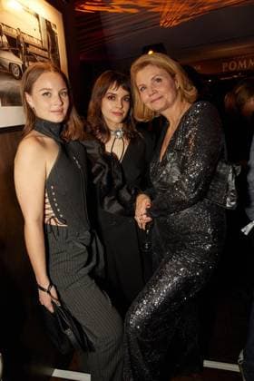 Berlin Opening Night ** NUR FÜR REDAKTIONELLE ZWECKE ** EDITORIAL USE ONLY **<p>Die Schauspielerinnen Sonja Gerhardt (l-r), Luise Befort und Anette Frier kommen zur Berlin Opening Night ins Hotel Stue. Die Night findet im Rahmen der Berlinale statt. Deutschland Berlin Berlin Copyright: JörgxCarstensen