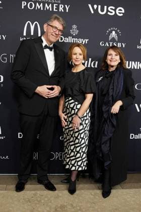 Berlin Opening Night ** NUR FÜR REDAKTIONELLE ZWECKE ** EDITORIAL USE ONLY **<p>Kulturstaatsminister Wolfram Weimer (l-r), Verlegerin Julia Becker und Christiane Goetz-Weimer kommen zur Berlin Opening Night ins Hotel Stue. Die Night findet im Rahmen der Berlinale statt. Deutschland Berlin Berlin Copyright: JörgxCarstensen