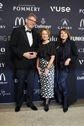 Berlin Opening Night ** NUR FÜR REDAKTIONELLE ZWECKE ** EDITORIAL USE ONLY **<p>Kulturstaatsminister Wolfram Weimer (l-r), Verlegerin Julia Becker und Christiane Goetz-Weimer kommen zur Berlin Opening Night ins Hotel Stue. Die Night findet im Rahmen der Berlinale statt. Deutschland Berlin Berlin Copyright: JörgxCarstensen