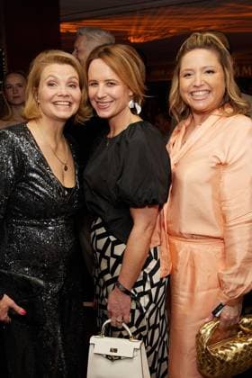 Berlin Opening Night ** NUR FÜR REDAKTIONELLE ZWECKE ** EDITORIAL USE ONLY **<p>Schauspielerin Annette Frier (l-r), Verlegerin Julia Becker und Sabine Frier kommen zur Berlin Opening Night ins Hotel Stue. Die Night findet im Rahmen der Berlinale statt. Deutschland Berlin Berlin Copyright: JörgxCarstensen