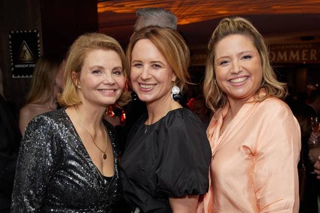 Berlin Opening Night ** NUR FÜR REDAKTIONELLE ZWECKE ** EDITORIAL USE ONLY **<p>Schauspielerin Annette Frier (l-r), Verlegerin Julia Becker und Sabine Frier kommen zur Berlin Opening Night ins Hotel Stue. Die Night findet im Rahmen der Berlinale statt. Deutschland Berlin Berlin Copyright: JörgxCarstensen