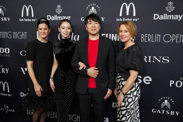 Berlin Opening Night ** NUR FÜR REDAKTIONELLE ZWECKE ** EDITORIAL USE ONLY **<p>Gala-Chefredakteurin Doris Brückner (l-r), Gina Alice Redlinger, Lang Lang und Verlegerin Julia Becker kommen zur Berlin Opening Night ins Hotel Stue. Die Night findet im Rahmen der Berlinale statt. Deutschland Berlin Berlin Copyright: JörgxCarstensen