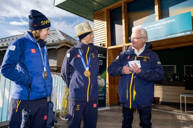 King Carl Gustaf with Ebba Andersson who won silver and Frida Karlsson who won gold in the women s 10 km freestyle during the Winter Olympics in Val di Fiemme, Italy 12 February 2026. ITALY x10430x *** King Carl Gustaf with Ebba Andersson who won silver and Frida Karlsson who won gold in the women s 10 km freestyle during the Winter Olympics in Val di Fiemme, Italy February 12, 2026 ITALY x10430x  Copyright: xChristinexOlsson TTx 2026 OLYMPICS KING CARL GUSTAF _G0LSiO87x8