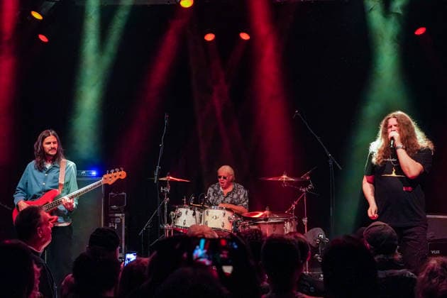 Purpendicular mit Drummer Ian Paice, Sänger und Bandgründer Robby Thomas Walsh, Bassist Nick Fyfe - Rüsselsheim 12.02.2026: Konzert von Purpendicular mit Schlagzeug-Legende Ian Paice von Deep Purple