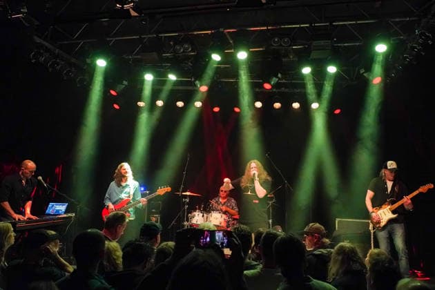 Purpendicular mit Drummer Ian Paice, Sänger und Bandgründer Robby Thomas Walsh, Gitarrist Murray Gould, Bassist Nick Fyfe und Keyboarder Alessandro Debiaggi - Rüsselsheim 12.02.2026: Konzert von Purpendicular mit Schlagzeug-Legende Ian Paice von Deep Purple