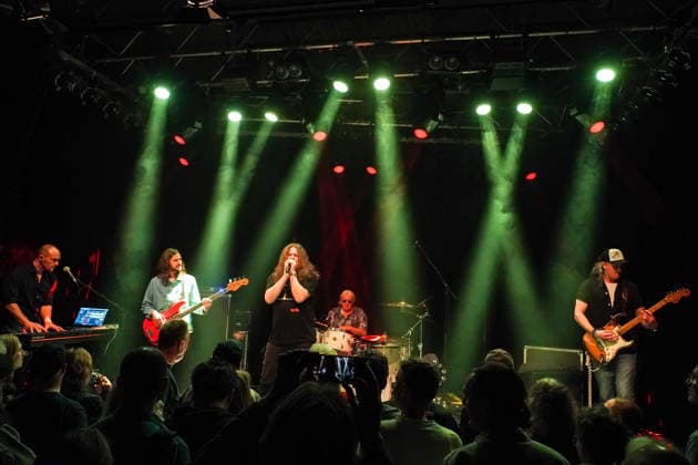 Purpendicular mit Drummer Ian Paice, Sänger und Bandgründer Robby Thomas Walsh, Gitarrist Murray Gould, Bassist Nick Fyfe und Keyboarder Alessandro Debiaggi - Rüsselsheim 12.02.2026: Konzert von Purpendicular mit Schlagzeug-Legende Ian Paice von Deep Purple