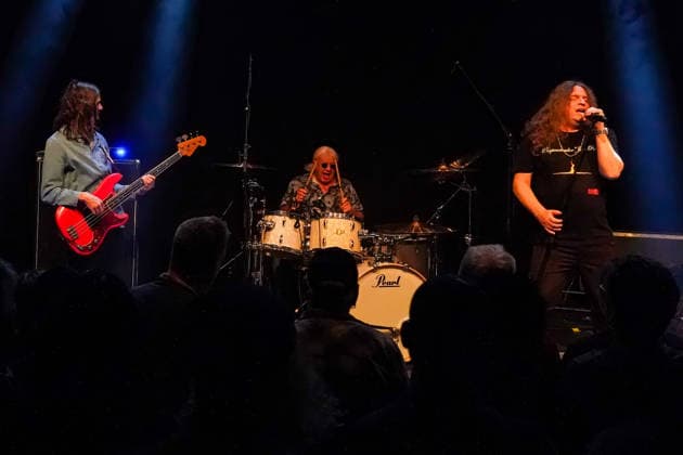 Purpendicular mit Drummer Ian Paice, Sänger und Bandgründer Robby Thomas Walsh, Bassist Nick Fyfe - Rüsselsheim 12.02.2026: Konzert von Purpendicular mit Schlagzeug-Legende Ian Paice von Deep Purple