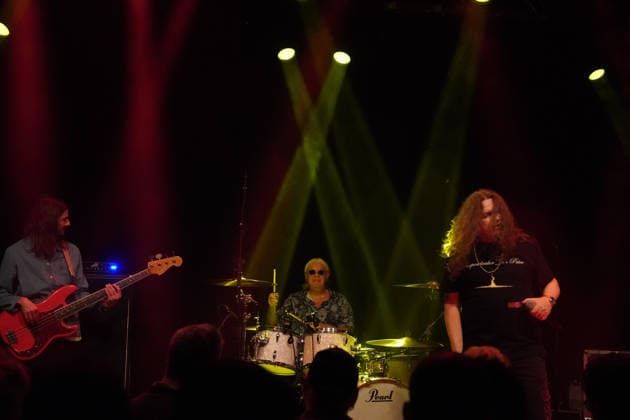Purpendicular mit Drummer Ian Paice, Sänger und Bandgründer Robby Thomas Walsh, Gitarrist Murray Gould, Bassist Nick Fyfe und Keyboarder Alessandro Debiaggi - Rüsselsheim 12.02.2026: Konzert von Purpendicular mit Schlagzeug-Legende Ian Paice von Deep Purple