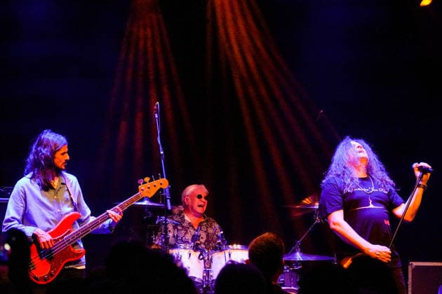 Purpendicular mit Drummer Ian Paice, Sänger und Bandgründer Robby Thomas Walsh, Bassist Nick Fyfe - Rüsselsheim 12.02.2026: Konzert von Purpendicular mit Schlagzeug-Legende Ian Paice von Deep Purple
