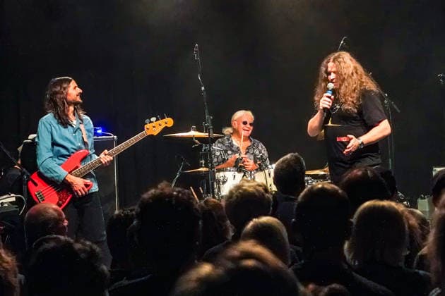 Purpendicular mit Drummer Ian Paice, Sänger und Bandgründer Robby Thomas Walsh, Bassist Nick Fyfe - Rüsselsheim 12.02.2026: Konzert von Purpendicular mit Schlagzeug-Legende Ian Paice von Deep Purple
