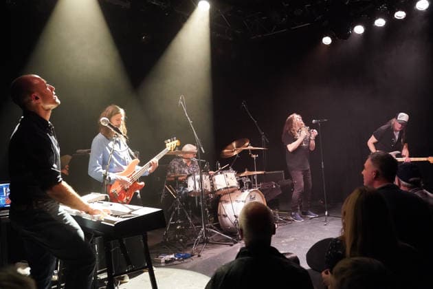 Purpendicular mit Drummer Ian Paice, Sänger und Bandgründer Robby Thomas Walsh, Gitarrist Murray Gould, Bassist Nick Fyfe und Keyboarder Alessandro Debiaggi - Rüsselsheim 12.02.2026: Konzert von Purpendicular mit Schlagzeug-Legende Ian Paice von Deep Purple