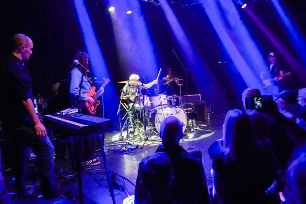 Purpendicular mit Drummer Ian Paice, Sänger und Bandgründer Robby Thomas Walsh, Gitarrist Murray Gould, Bassist Nick Fyfe und Keyboarder Alessandro Debiaggi - Rüsselsheim 12.02.2026: Konzert von Purpendicular mit Schlagzeug-Legende Ian Paice von Deep Purple