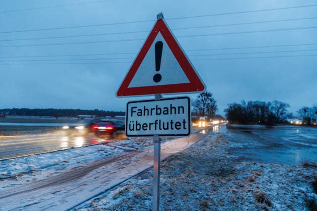 13.02.2026 - Neben der Landstraße 321 ( L321 ) am Ortsausgang Pasewalk hat sich durch Niederschläge und Tauwetter in einer Senke viel Wasser gesammelt. Weil der Boden tief gefroren ist, kann das wasser nicht versickern. Ein Schild warnt vor Fahrbahn überflutet. Der Radweg ist an dieser Stelle nicht passierbar. Pasewalk Mecklenburg-Vorpommern Deutschland *** 13 02 2026 A lot of water has collected in a depression next to the L321 road on the outskirts of Pasewalk due to precipitation and thaw Because the ground is deeply frozen, the water cannot seep away A sign warns of flooded roadway The cycle path is impassable at this point Pasewalk Mecklenburg-Vorpommern Germany