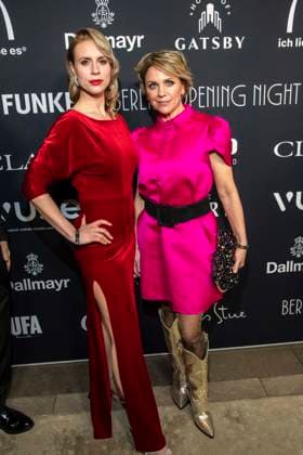 Gisa Zach mit Begleitung Frau zu Gast bei der Berlin Opening Night by UFA FUNKE und Gala im Rahmen der Berlinale bei den 76 Internationale Filmfestspiele Berlin im Hotel SO Das Stue am Donnerstag 12.Februar 2026 in Berlin Berlin Deutschland