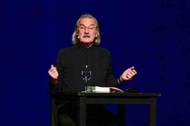 Lesung von Christoph Ransmayr mot dem Titel Als ich noch unsterblich war, mit Musikbegleitung durch Wolfgang Muthspiel an der Gitarre, im Stadttheater Gmunden, im Rahmen der Salzkammergut Festwochen Gmunden, am 12.02.26. Das Bild zeigt den Schriftsteller Christoph Ransmay, während seiner Lesung. 2022 - Lesung von Christoph Ransmayr mot dem Titel Als ich noch unsterblich war, mit Musikbegleitung durch Wolfgang Muthspiel an der Gitarre, im Stadttheater Gmunden, im Rahmen der Salzkammergut Festwochen Gmunden, am 12.02.26