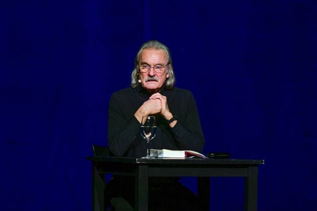 Lesung von Christoph Ransmayr mot dem Titel Als ich noch unsterblich war, mit Musikbegleitung durch Wolfgang Muthspiel an der Gitarre, im Stadttheater Gmunden, im Rahmen der Salzkammergut Festwochen Gmunden, am 12.02.26. Das Bild zeigt den Schriftsteller Christoph Ransmay, während seiner Lesung. 2022 - Lesung von Christoph Ransmayr mot dem Titel Als ich noch unsterblich war, mit Musikbegleitung durch Wolfgang Muthspiel an der Gitarre, im Stadttheater Gmunden, im Rahmen der Salzkammergut Festwochen Gmunden, am 12.02.26