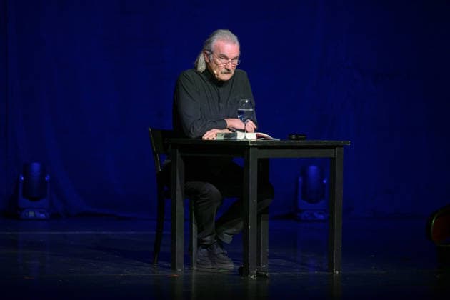 Lesung von Christoph Ransmayr mot dem Titel Als ich noch unsterblich war, mit Musikbegleitung durch Wolfgang Muthspiel an der Gitarre, im Stadttheater Gmunden, im Rahmen der Salzkammergut Festwochen Gmunden, am 12.02.26. Das Bild zeigt den Schriftsteller Christoph Ransmay, während seiner Lesung. 2022 - Lesung von Christoph Ransmayr mot dem Titel Als ich noch unsterblich war, mit Musikbegleitung durch Wolfgang Muthspiel an der Gitarre, im Stadttheater Gmunden, im Rahmen der Salzkammergut Festwochen Gmunden, am 12.02.26