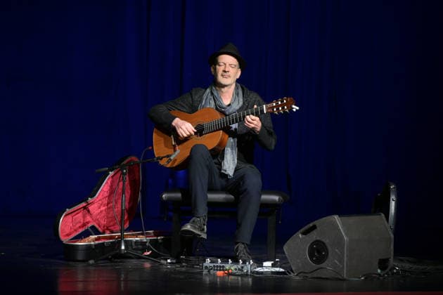 Lesung von Christoph Ransmayr mot dem Titel Als ich noch unsterblich war, mit Musikbegleitung durch Wolfgang Muthspiel an der Gitarre, im Stadttheater Gmunden, im Rahmen der Salzkammergut Festwochen Gmunden, am 12.02.26. Das Bild zeigt den Gitarristen Wolfgang Muthspiel 2022 - Lesung von Christoph Ransmayr mot dem Titel Als ich noch unsterblich war, mit Musikbegleitung durch Wolfgang Muthspiel an der Gitarre, im Stadttheater Gmunden, im Rahmen der Salzkammergut Festwochen Gmunden, am 12.02.26