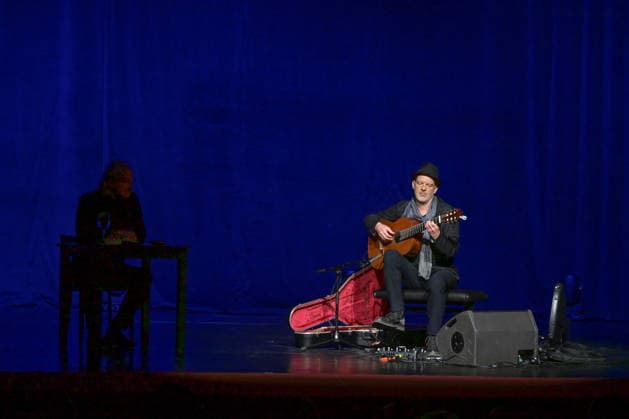 Lesung von Christoph Ransmayr mot dem Titel Als ich noch unsterblich war, mit Musikbegleitung durch Wolfgang Muthspiel an der Gitarre, im Stadttheater Gmunden, im Rahmen der Salzkammergut Festwochen Gmunden, am 12.02.26. Das Bild zeigt den Gitarristen Wolfgang Muthspiel 2022 - Lesung von Christoph Ransmayr mot dem Titel Als ich noch unsterblich war, mit Musikbegleitung durch Wolfgang Muthspiel an der Gitarre, im Stadttheater Gmunden, im Rahmen der Salzkammergut Festwochen Gmunden, am 12.02.26