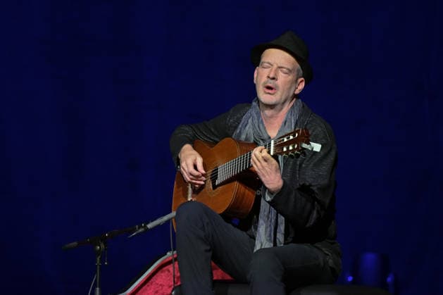 Lesung von Christoph Ransmayr mot dem Titel Als ich noch unsterblich war, mit Musikbegleitung durch Wolfgang Muthspiel an der Gitarre, im Stadttheater Gmunden, im Rahmen der Salzkammergut Festwochen Gmunden, am 12.02.26. Das Bild zeigt den Gitarristen Wolfgang Muthspiel 2022 - Lesung von Christoph Ransmayr mot dem Titel Als ich noch unsterblich war, mit Musikbegleitung durch Wolfgang Muthspiel an der Gitarre, im Stadttheater Gmunden, im Rahmen der Salzkammergut Festwochen Gmunden, am 12.02.26