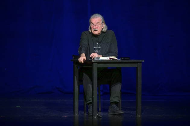 Lesung von Christoph Ransmayr mot dem Titel Als ich noch unsterblich war, mit Musikbegleitung durch Wolfgang Muthspiel an der Gitarre, im Stadttheater Gmunden, im Rahmen der Salzkammergut Festwochen Gmunden, am 12.02.26. Das Bild zeigt den Schriftsteller Christoph Ransmay, während seiner Lesung. 2022 - Lesung von Christoph Ransmayr mot dem Titel Als ich noch unsterblich war, mit Musikbegleitung durch Wolfgang Muthspiel an der Gitarre, im Stadttheater Gmunden, im Rahmen der Salzkammergut Festwochen Gmunden, am 12.02.26