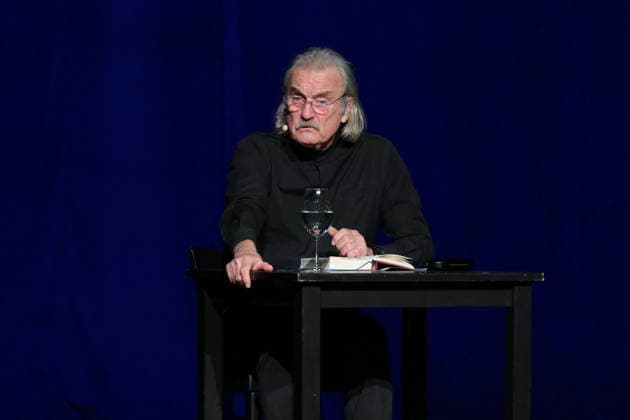 Lesung von Christoph Ransmayr mot dem Titel Als ich noch unsterblich war, mit Musikbegleitung durch Wolfgang Muthspiel an der Gitarre, im Stadttheater Gmunden, im Rahmen der Salzkammergut Festwochen Gmunden, am 12.02.26. Das Bild zeigt den Schriftsteller Christoph Ransmay, während seiner Lesung. 2022 - Lesung von Christoph Ransmayr mot dem Titel Als ich noch unsterblich war, mit Musikbegleitung durch Wolfgang Muthspiel an der Gitarre, im Stadttheater Gmunden, im Rahmen der Salzkammergut Festwochen Gmunden, am 12.02.26