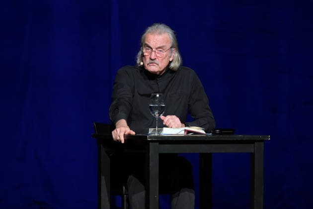Lesung von Christoph Ransmayr mot dem Titel Als ich noch unsterblich war, mit Musikbegleitung durch Wolfgang Muthspiel an der Gitarre, im Stadttheater Gmunden, im Rahmen der Salzkammergut Festwochen Gmunden, am 12.02.26. Das Bild zeigt den Schriftsteller Christoph Ransmay, während seiner Lesung. 2022 - Lesung von Christoph Ransmayr mot dem Titel Als ich noch unsterblich war, mit Musikbegleitung durch Wolfgang Muthspiel an der Gitarre, im Stadttheater Gmunden, im Rahmen der Salzkammergut Festwochen Gmunden, am 12.02.26