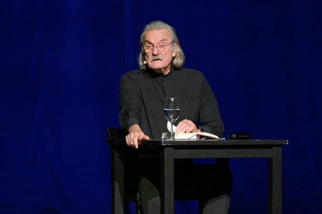 Lesung von Christoph Ransmayr mot dem Titel Als ich noch unsterblich war, mit Musikbegleitung durch Wolfgang Muthspiel an der Gitarre, im Stadttheater Gmunden, im Rahmen der Salzkammergut Festwochen Gmunden, am 12.02.26. Das Bild zeigt den Schriftsteller Christoph Ransmay, während seiner Lesung. 2022 - Lesung von Christoph Ransmayr mot dem Titel Als ich noch unsterblich war, mit Musikbegleitung durch Wolfgang Muthspiel an der Gitarre, im Stadttheater Gmunden, im Rahmen der Salzkammergut Festwochen Gmunden, am 12.02.26